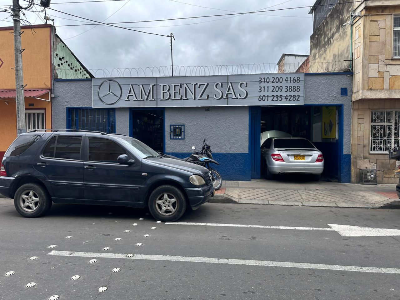 Imagen sobre nosotros, taller de AM BENZ S A S con sus mercedes de los años 2000